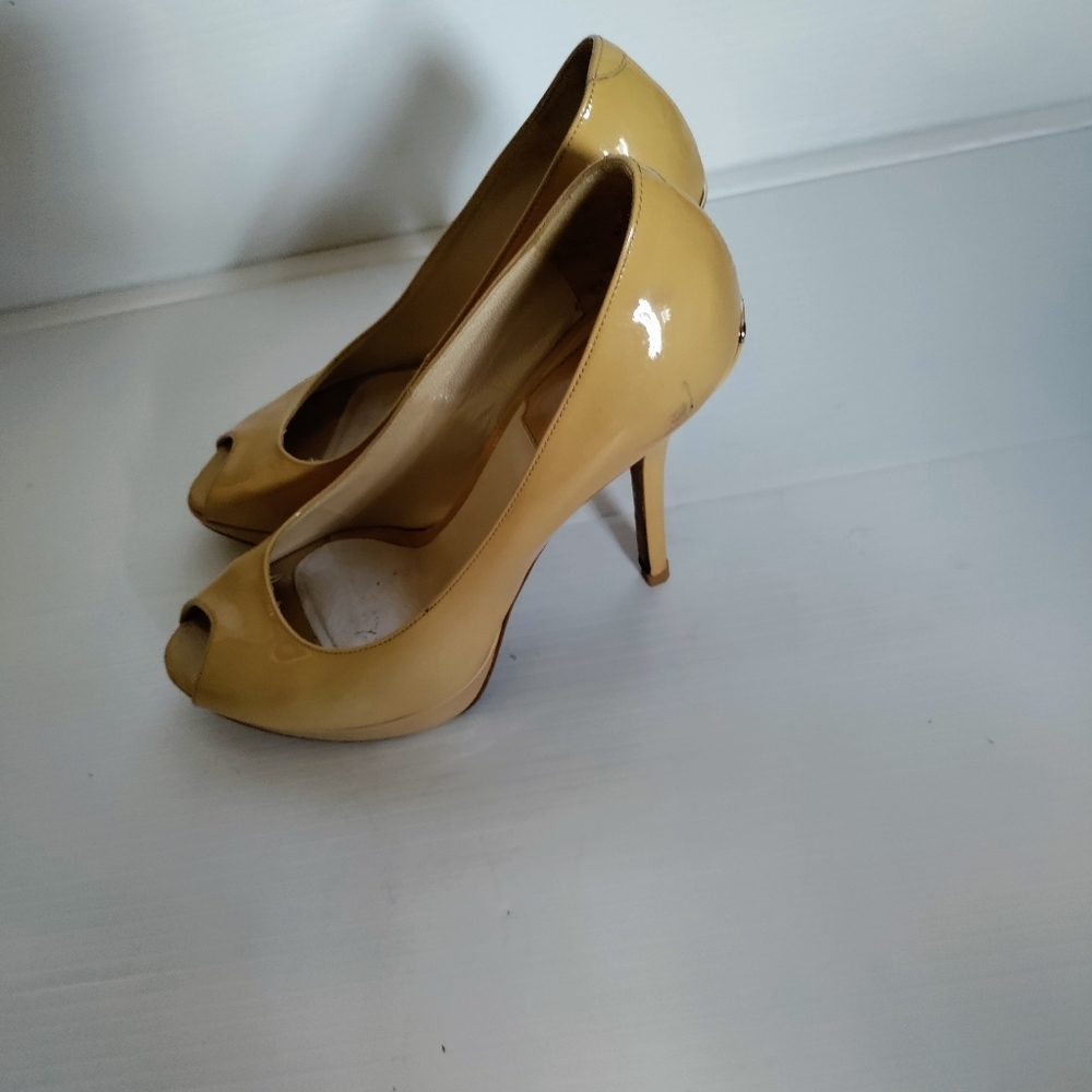 DIOR BEIGE PATENT LEATHER PEEP TOE PUMPS size 36 - Picture 2 of 10
